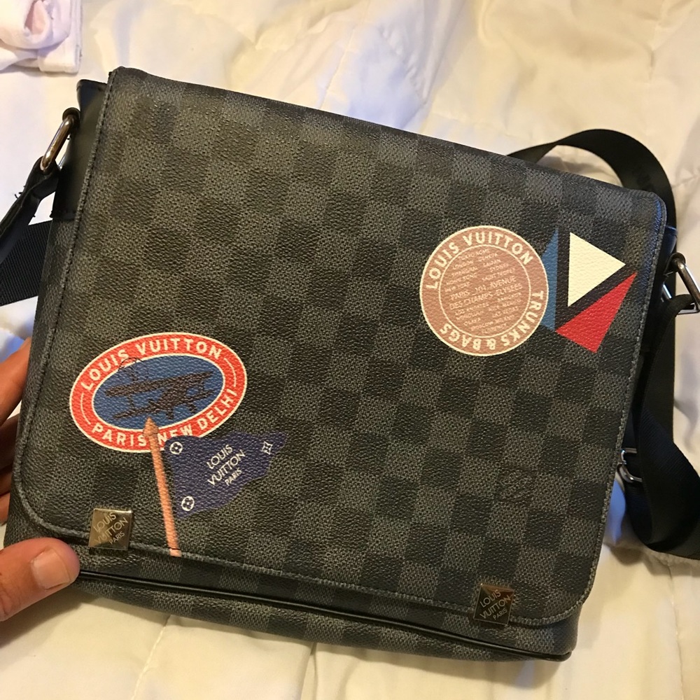 Louis Vuitton messenger